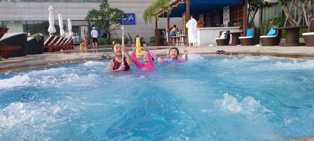 English-speaking babysitter Hoi An