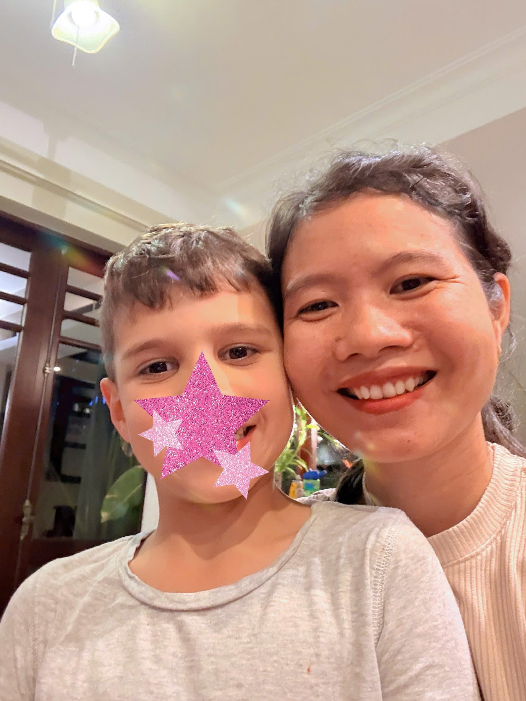 Expat babysitter in Hoi An helping at home
