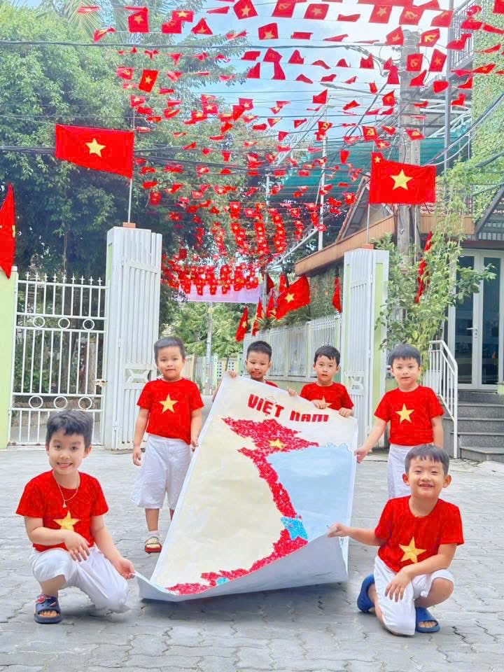 kids crafts patriotic activity with trusted babysitter Hoi An