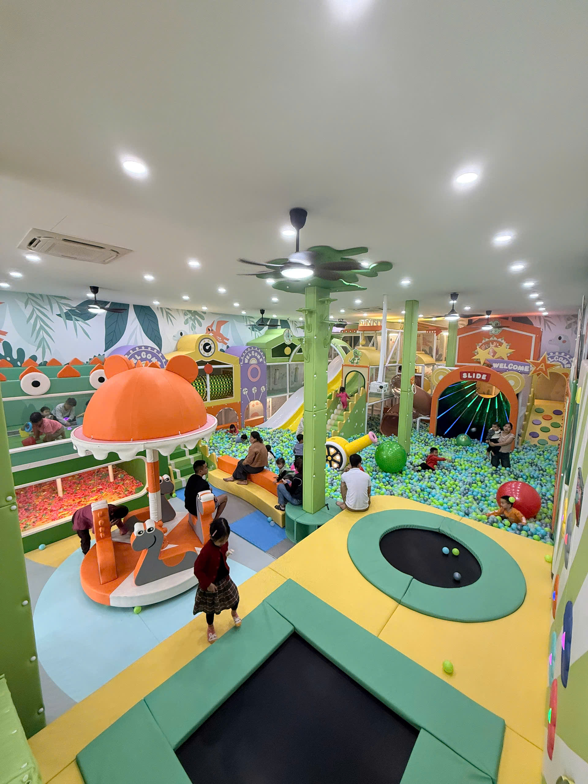 Hotel-based childcare routine in Da Nang with consistent pacing and parent updates