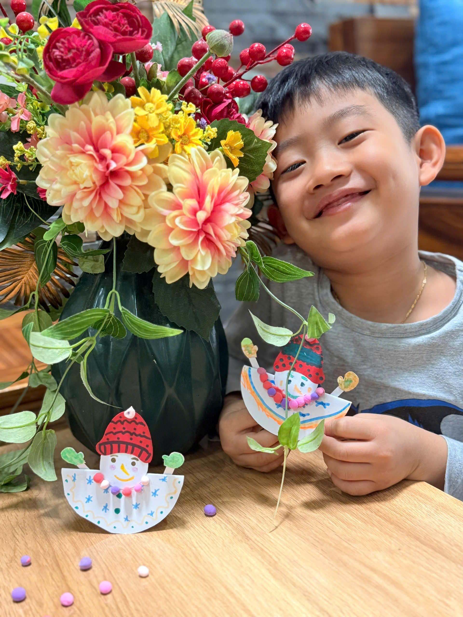 Kid activities with babysitter in Da Nang - screen-free craft time