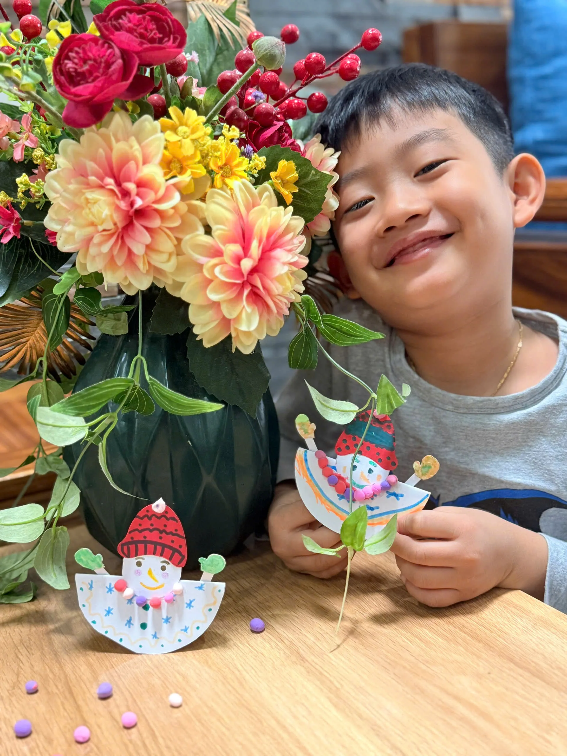 Kid activities with babysitter in Da Nang - screen-free craft time