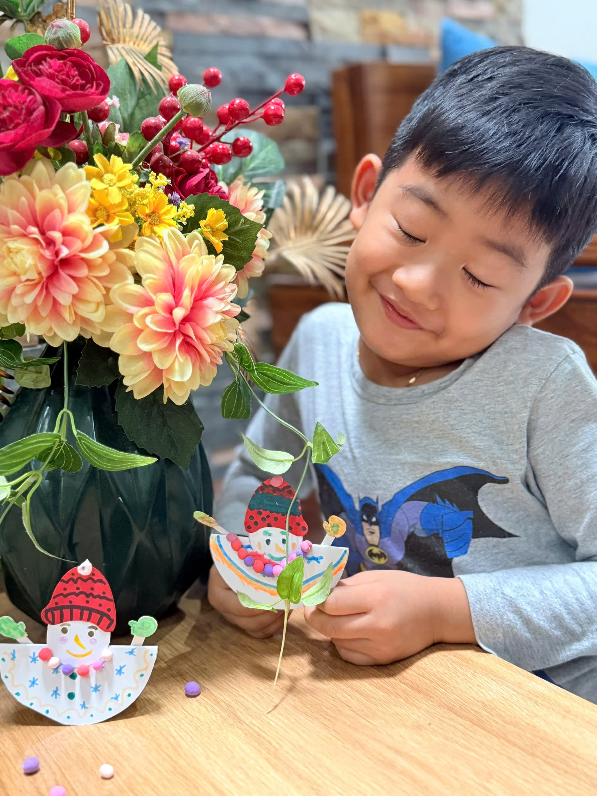 Screen-light paper craft activity with nanny support during a long-stay family trip in Hoi An
