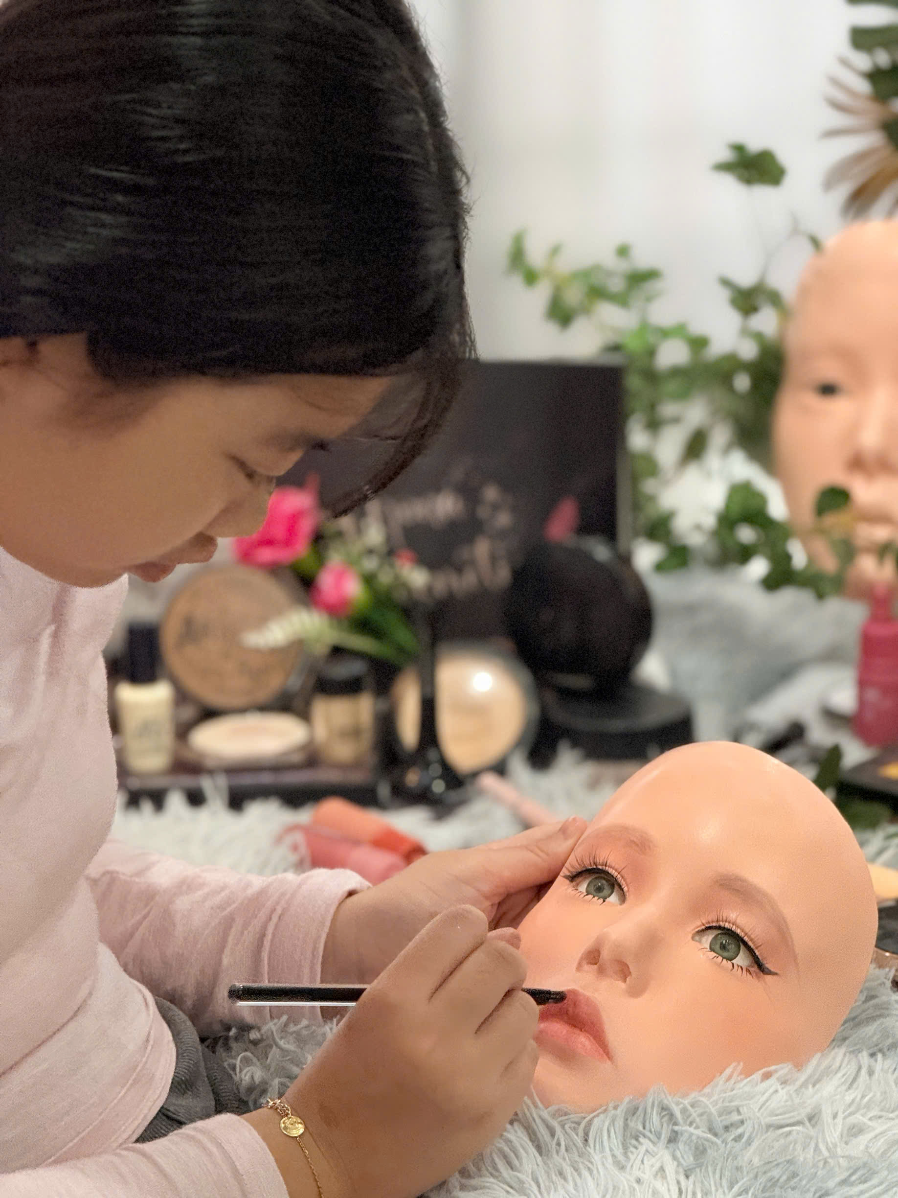 Mini makeup activity for kids with babysitter in Da Nang hotel - safe face painting experience